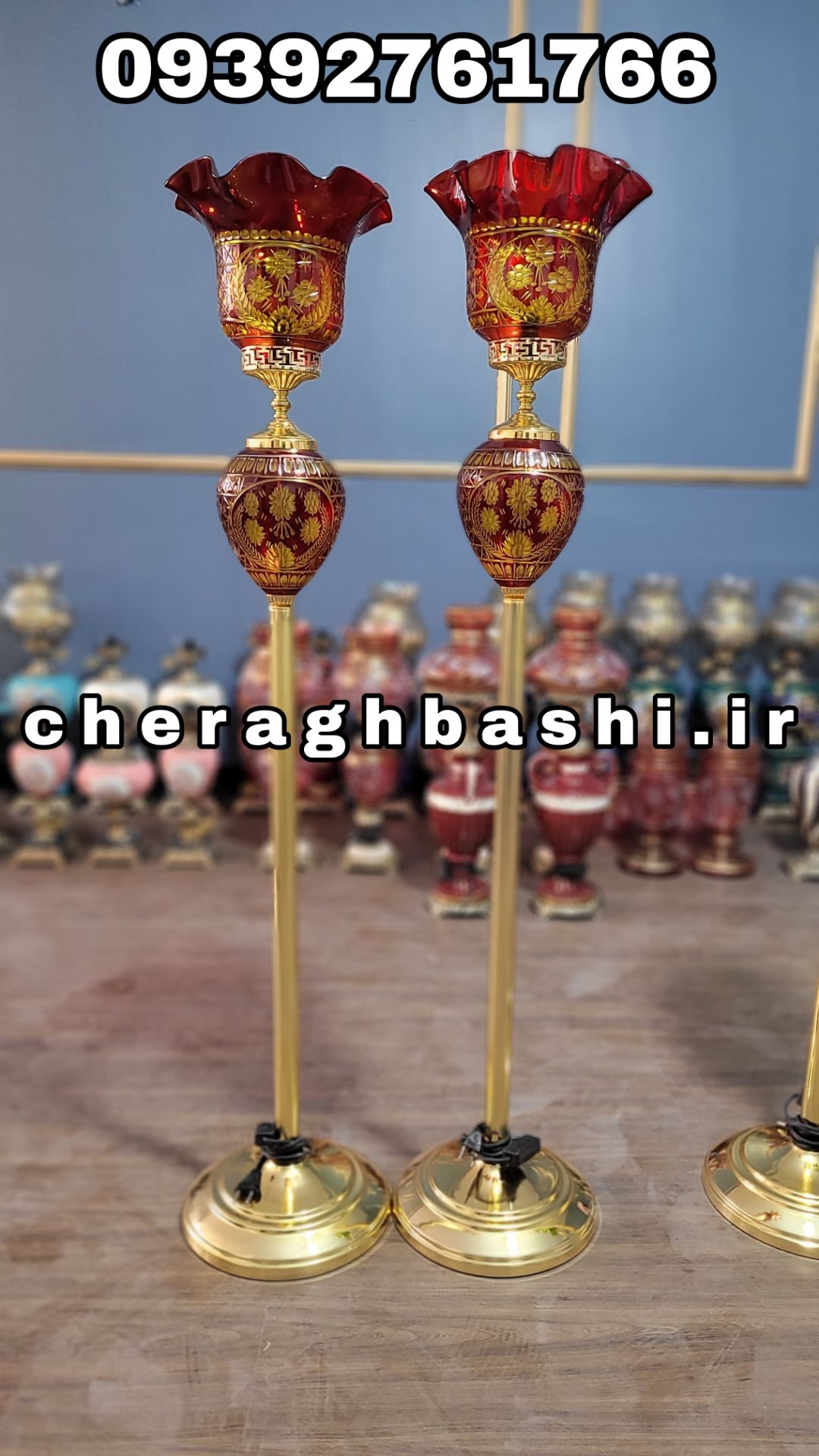 یک جفت چراغ لمپا کنار سالنی مدل تراش سلطنتی